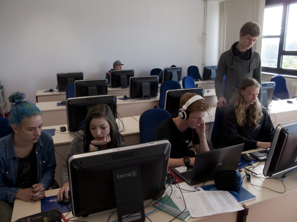 Medienwerkstatt: Schülerinnen und Schüler arbeiten in der Schule am Computer.
