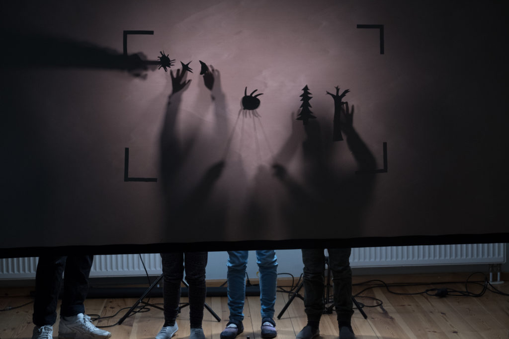 Leseförderung: Während eines Leseprojekts entsteht ein Schattenfilm.