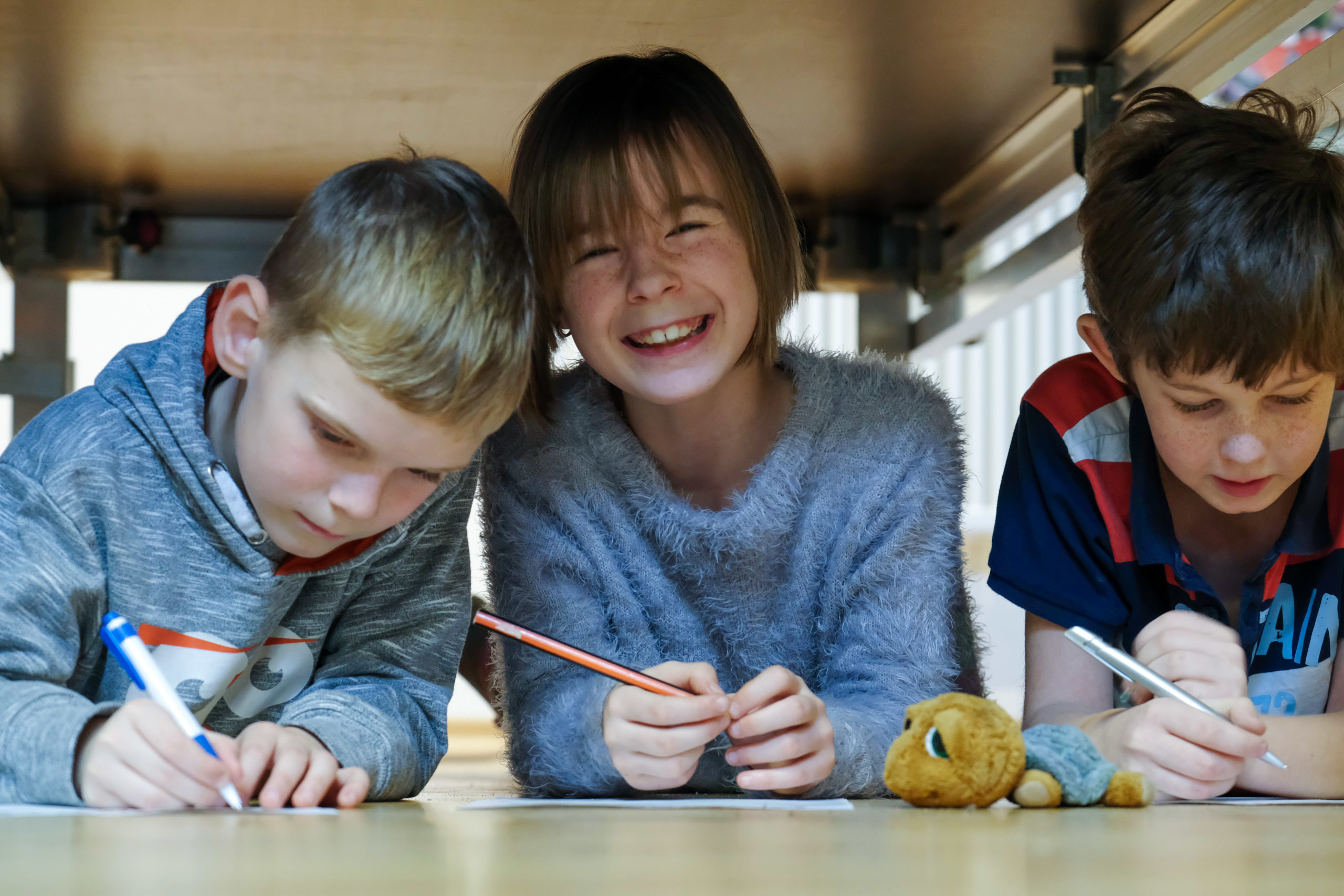 Schreibwerkstatt: Kinder schreiben einen Text.